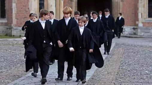 校服承擔(dān)育人功能，但為何中國(guó)校服卻承擔(dān)管理功能？